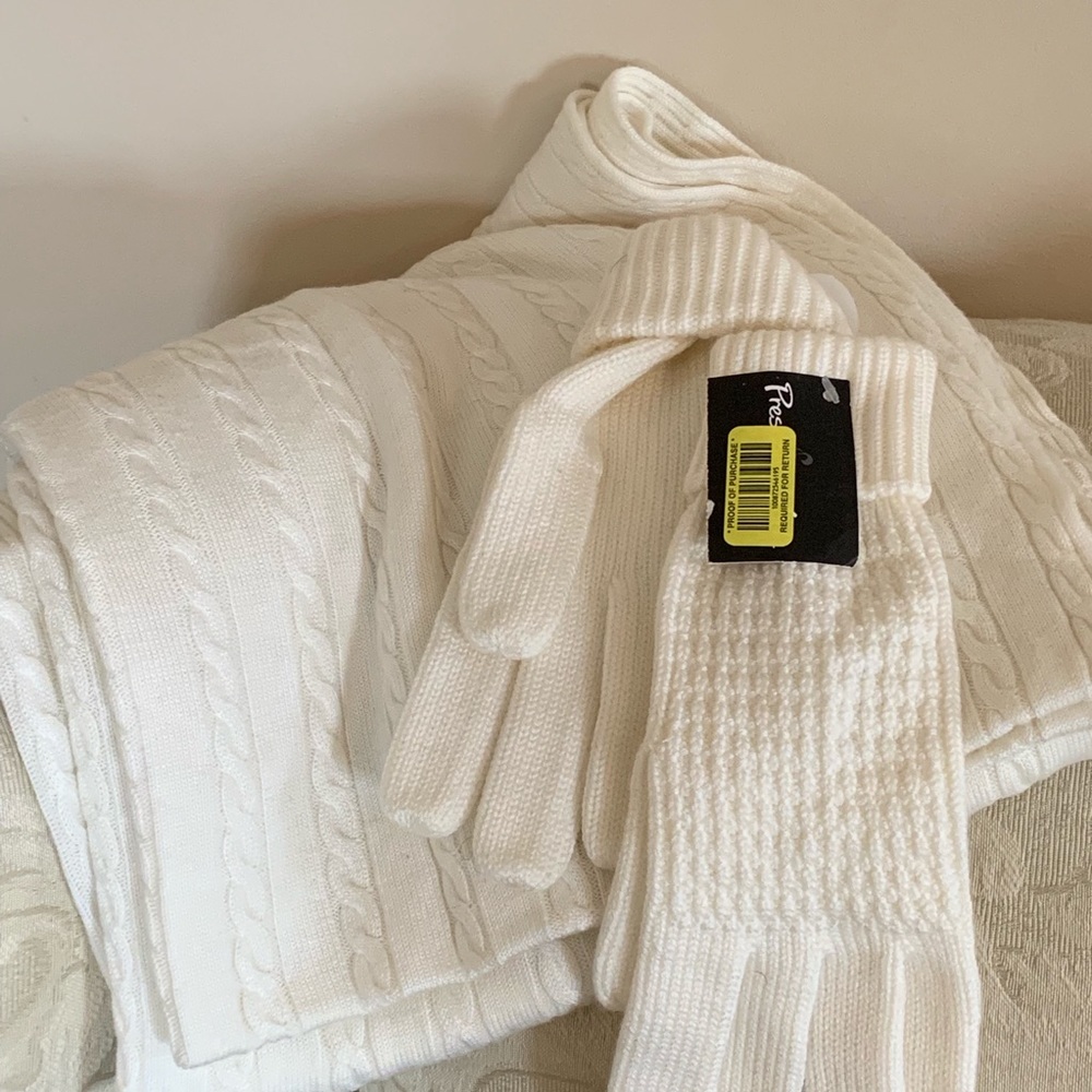 NWT Glove & Scarf set